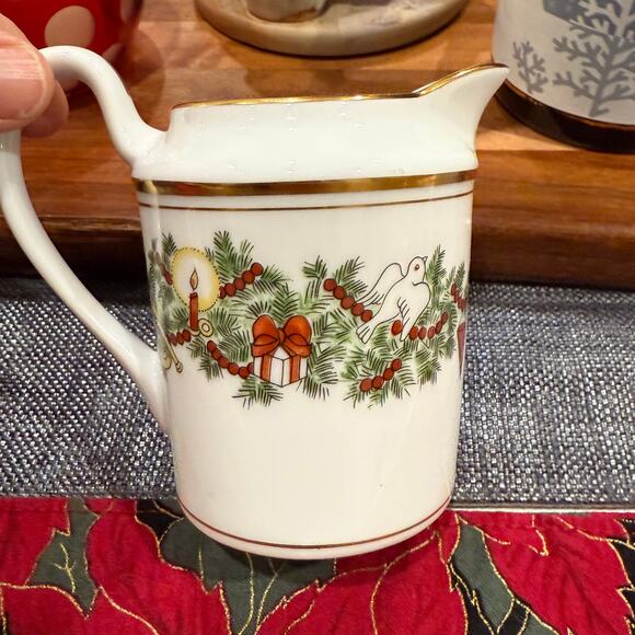 Fitz & Floyd St. Nicholas 1978 Christmas Pattern Covered Sugar & Creamer Set - Picture 5 of 7